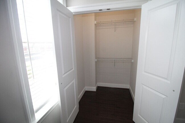 Building Photo - 1704 W Cary St