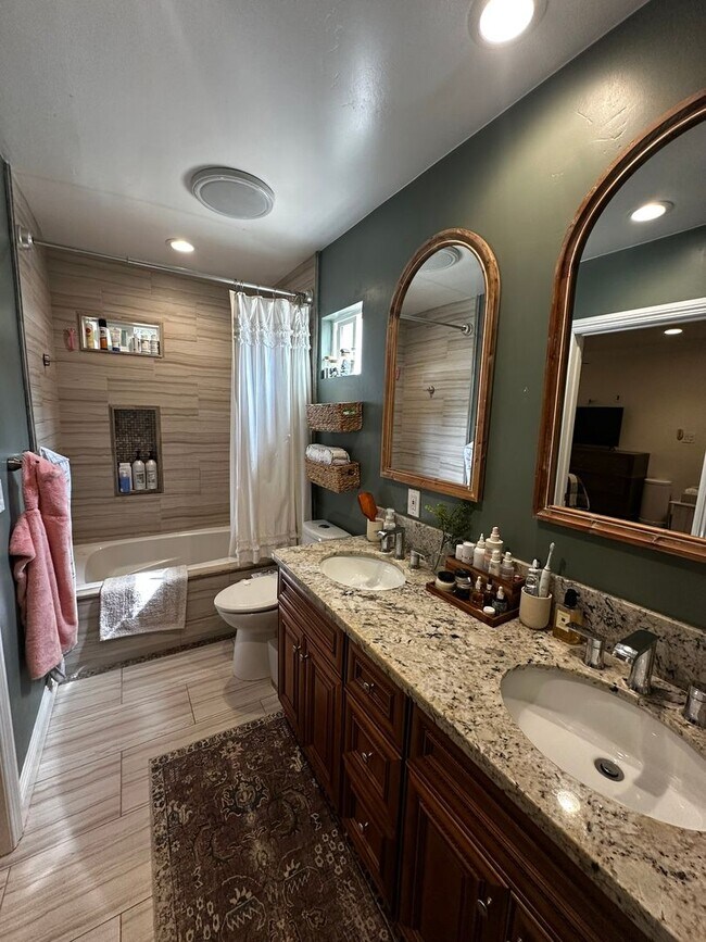 Building Photo - Gorgeous 3-Bedroom 2 bath Home with Pool A...