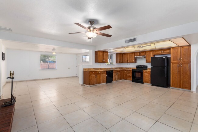 Building Photo - 4 BEDROOM, 2 BATH TEMPE HOME WITH SPACIOUS...