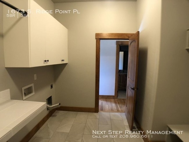 Building Photo - 5 bed 3 bath - Right Next to Table Rock
