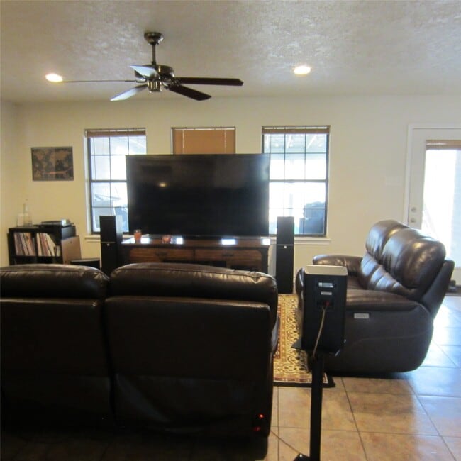 Building Photo - 512 County Rd 2222