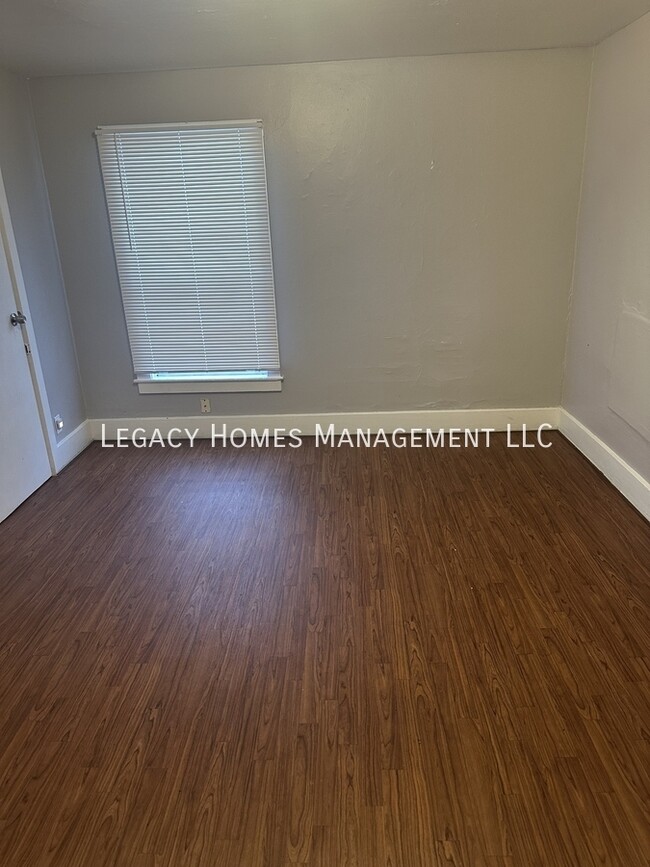 Building Photo - 620-622 W 6th St-620