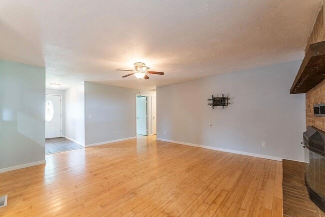 Building Photo - 3 Bed 2 Bath 2 Car Garage Home Available 07/01/2026!!