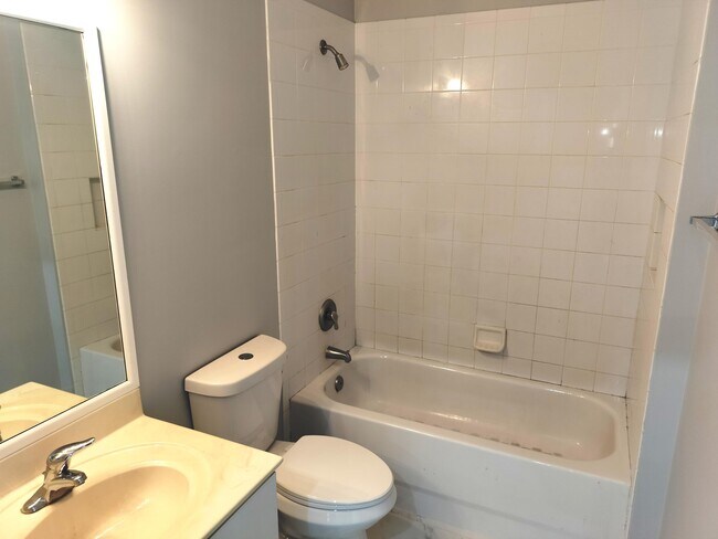 Building Photo - 826 Middleton Dr SW