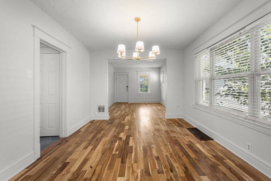Building Photo - 6613 Parkwood Pl