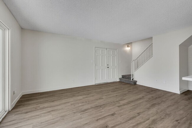 Building Photo - 3-1