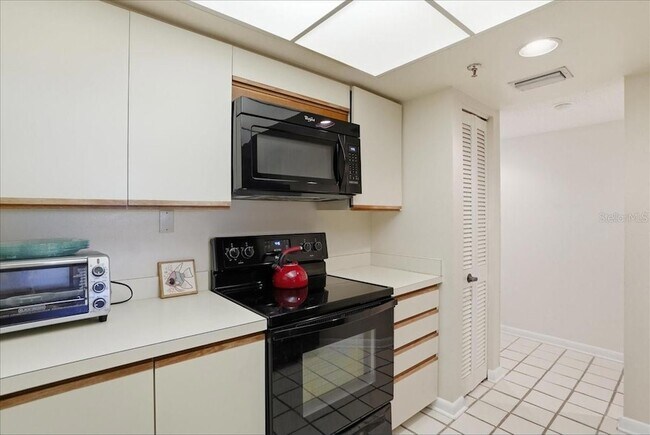 Building Photo - 5611 Gulf of Mexico Dr