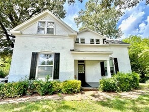Building Photo - 615 Memorial Dr SW