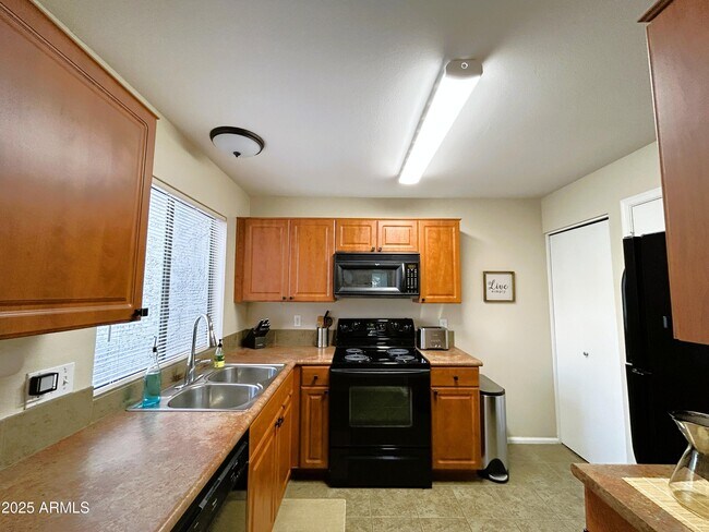 Building Photo - 10055 E Mountainview Lake Dr