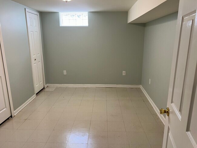 Building Photo - 3754 Hi Villa Dr