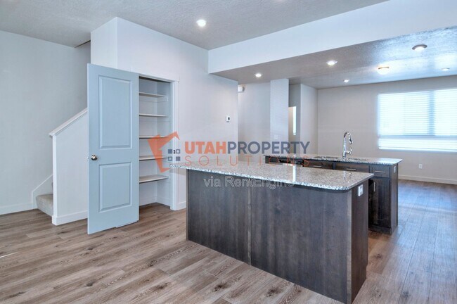 Building Photo - 1025 W 400 S