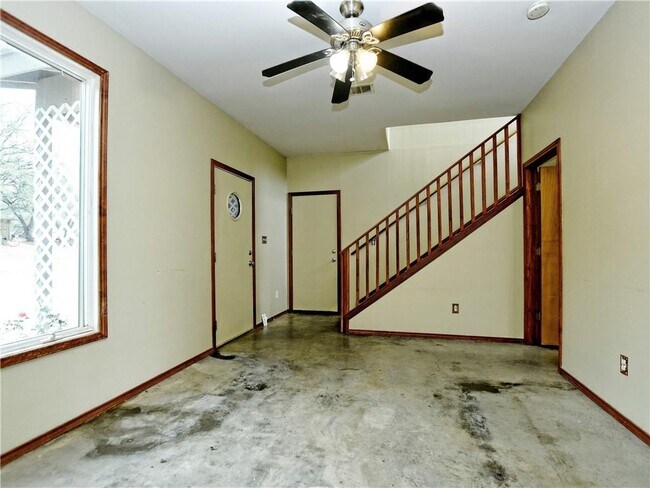 Building Photo - 605 Echo Dr