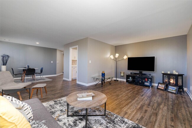 Building Photo - 323 E 2nd St