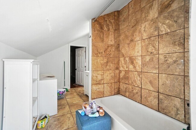 Building Photo - Two Bedroom in Newport!