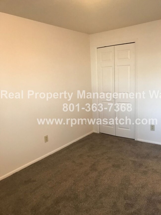 Building Photo - Check out This Cute 2 Bedroom 1 Bath SLC Condo!