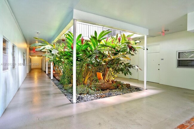 Building Photo - 2539 Bayshore Dr