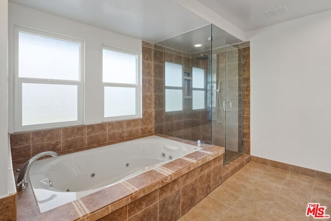 Building Photo - 16541 Park Ln Cir