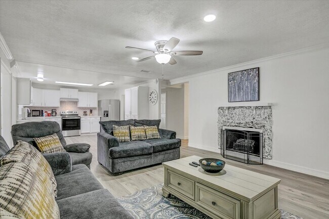 Building Photo - 185 Weiss Bluff Rd