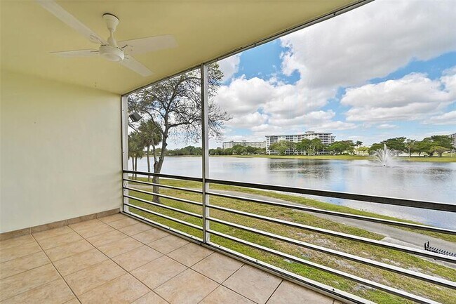 Building Photo - 2801 N Palm Aire Dr