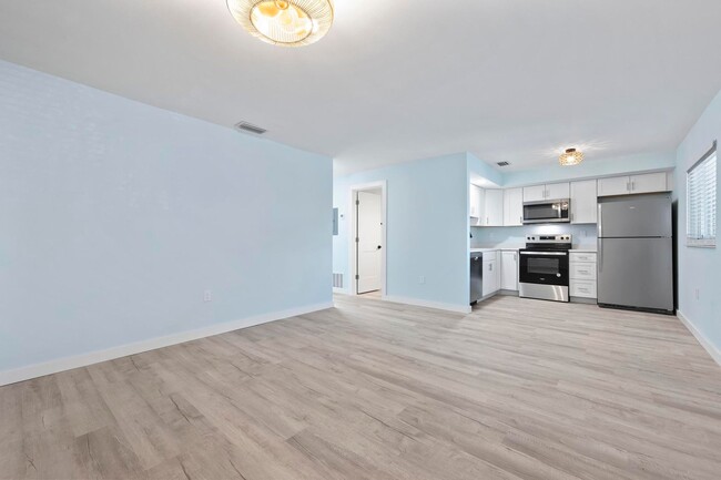 Building Photo - GORGEOUS FULLY RENOVATED 2ND FLOOR 2 BEDRO...