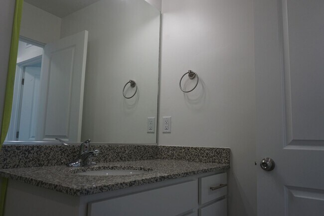 Building Photo - Layton Townhome 3 Bed 2.5 Bath