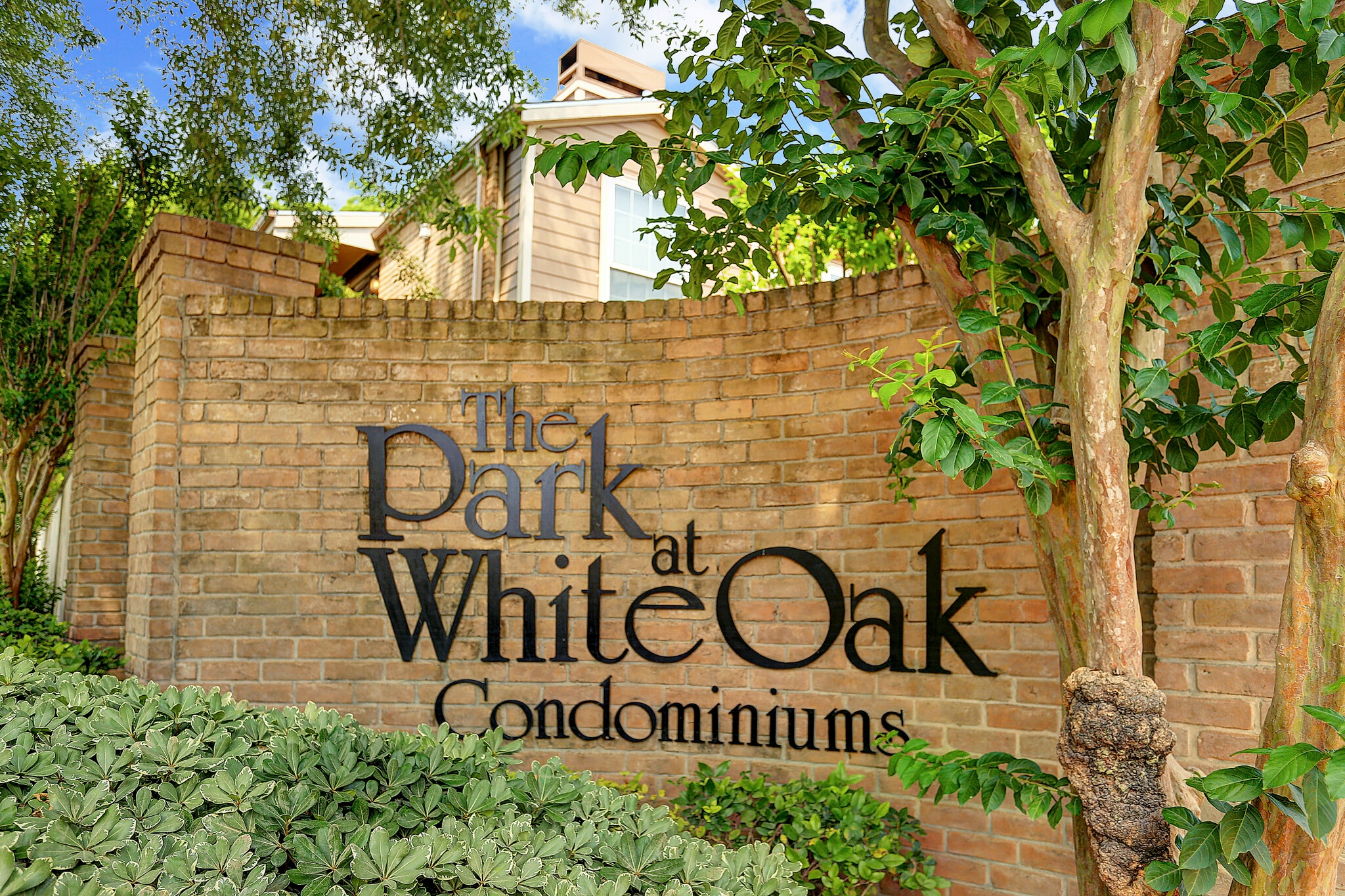 Building Photo - 1880 White Oak Dr. Apt 119
