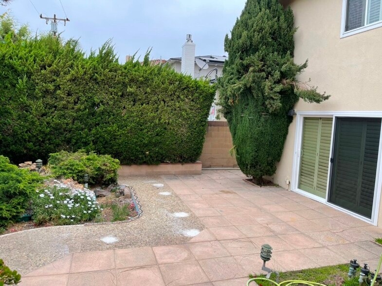 Building Photo - 22913 Juniper Ave