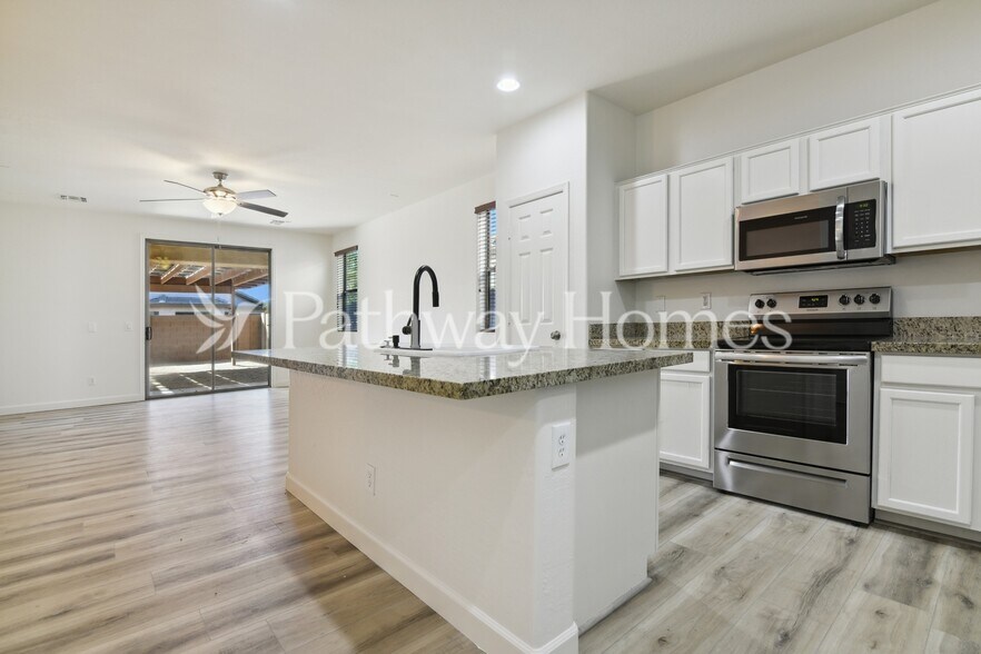 Building Photo - 2451 W Parkway Dr