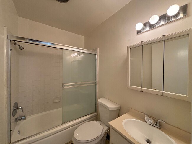 Building Photo - 231 W Tujunga Ave