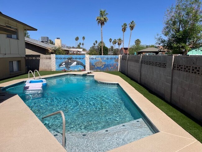 Building Photo - 6 Bed/4.5 Bath Home Close to ASU