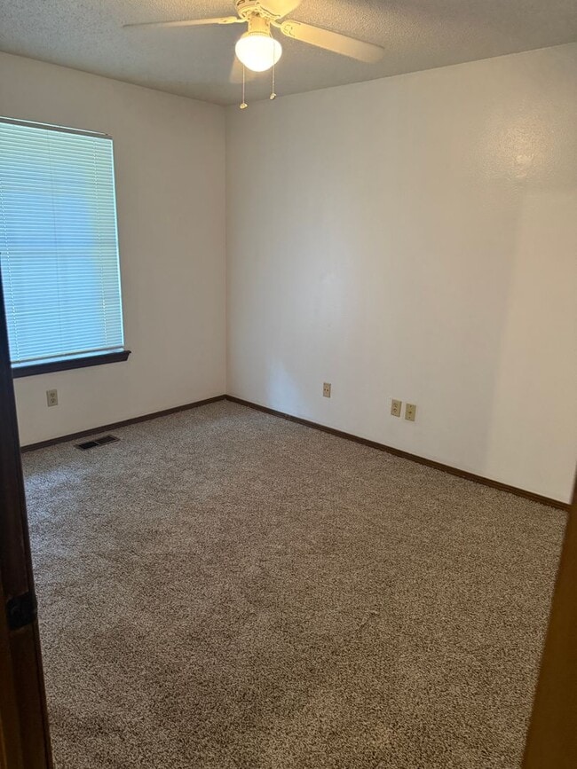 Building Photo - For Rent - Charming 3 bedroom home in Yukon!