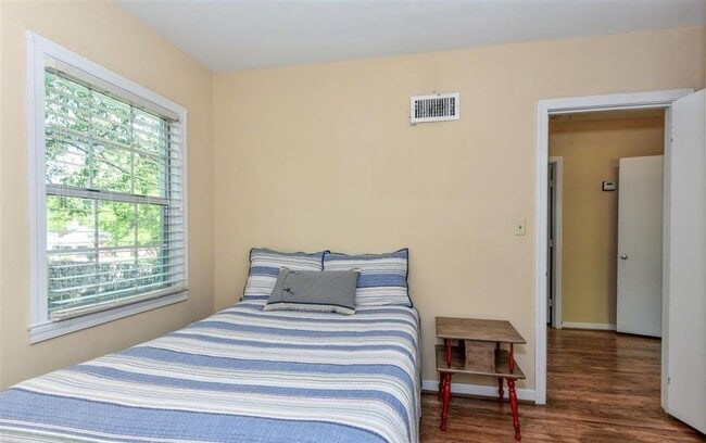 Building Photo - Beautiful three Bedroom One Bathroom For Rent