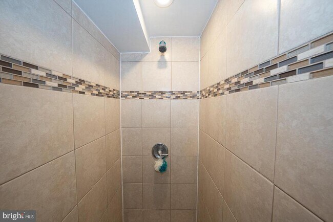 Building Photo - 232 Stoneway Ln