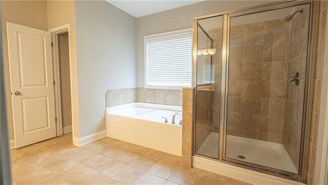Building Photo - 3731 Ivy Lawn Dr NE