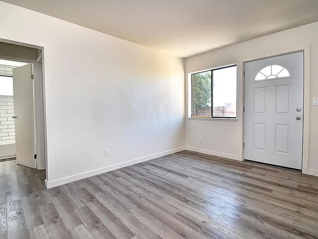 Building Photo - 3 BR / 1 BA in nicely updated duplex in No...