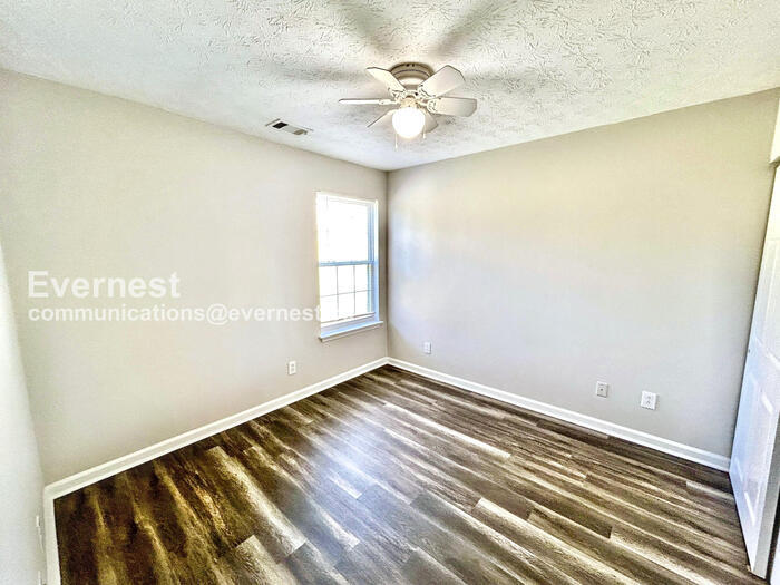 Building Photo - 2060 Lexington Ln
