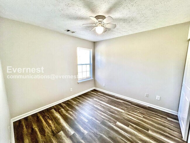 Building Photo - 3-Bedroom Home with Garage / Pet-Friendly ...