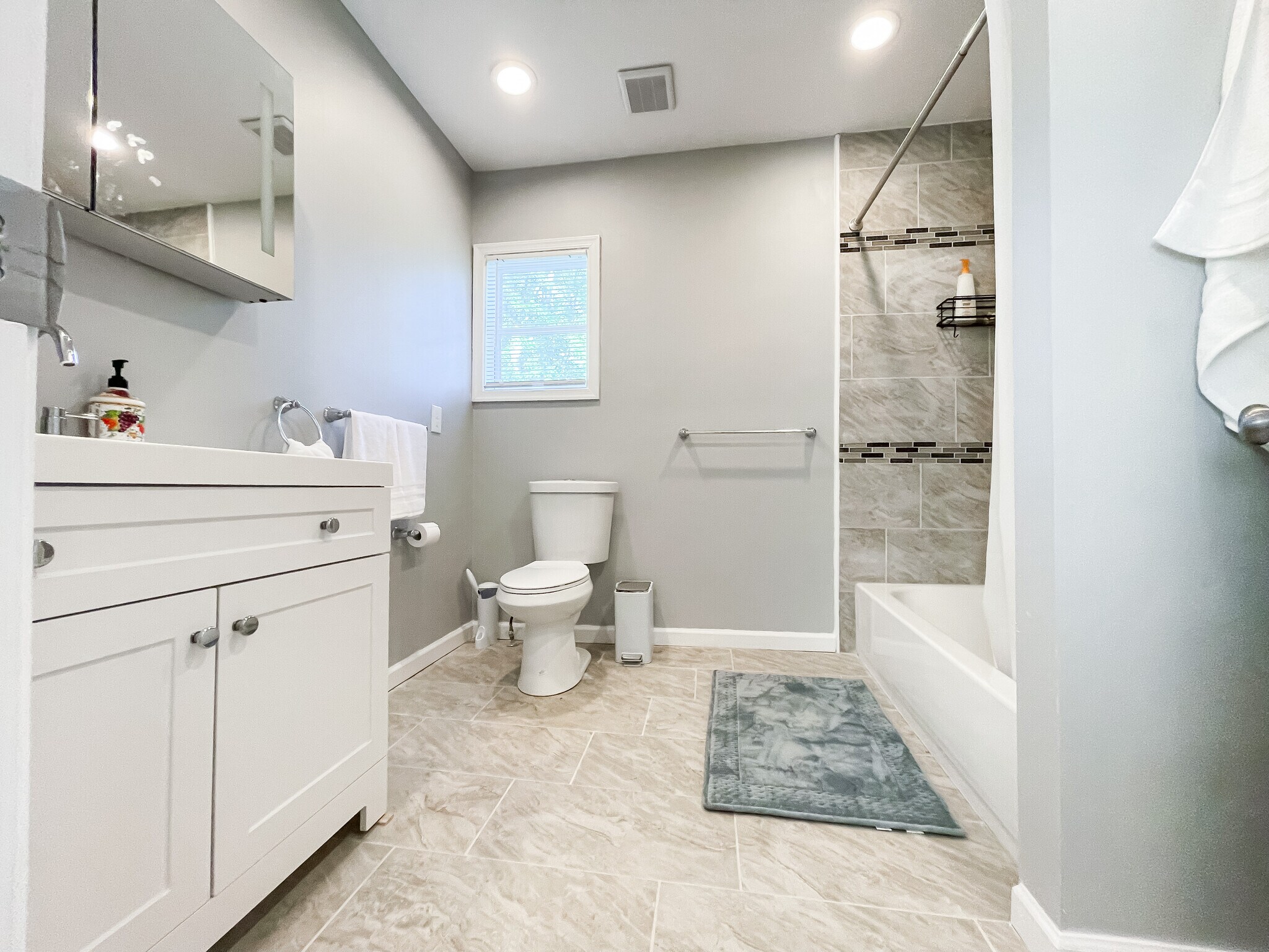 Building Photo - 1701 Spence St