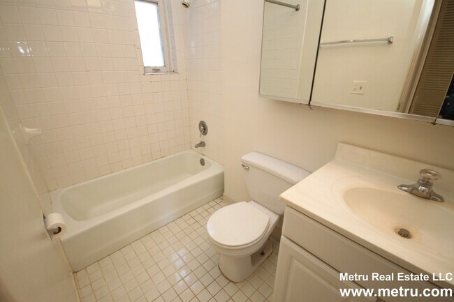 Building Photo - 424 W Belden Ave