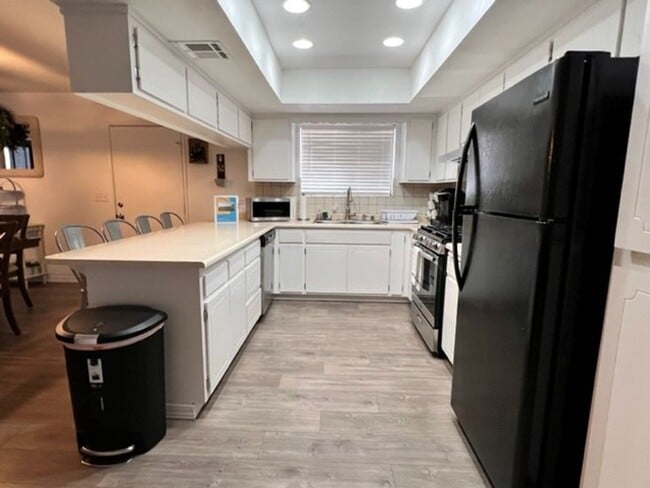 Building Photo - Furnished 3 BR Vacation Rental Includes utilities Near Target Center/Golf/Hwy 95