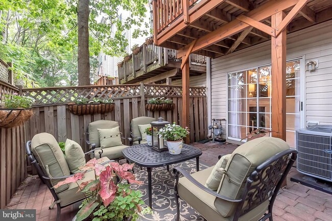 Building Photo - 4-level, 3-bedroom garage townhome