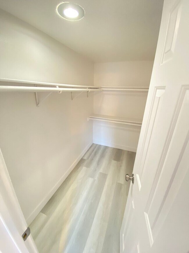 Building Photo - MOVE IN SPECIAL-Delightful 2BED/2BATH Condo tucked away in a picturesque Henderson community!