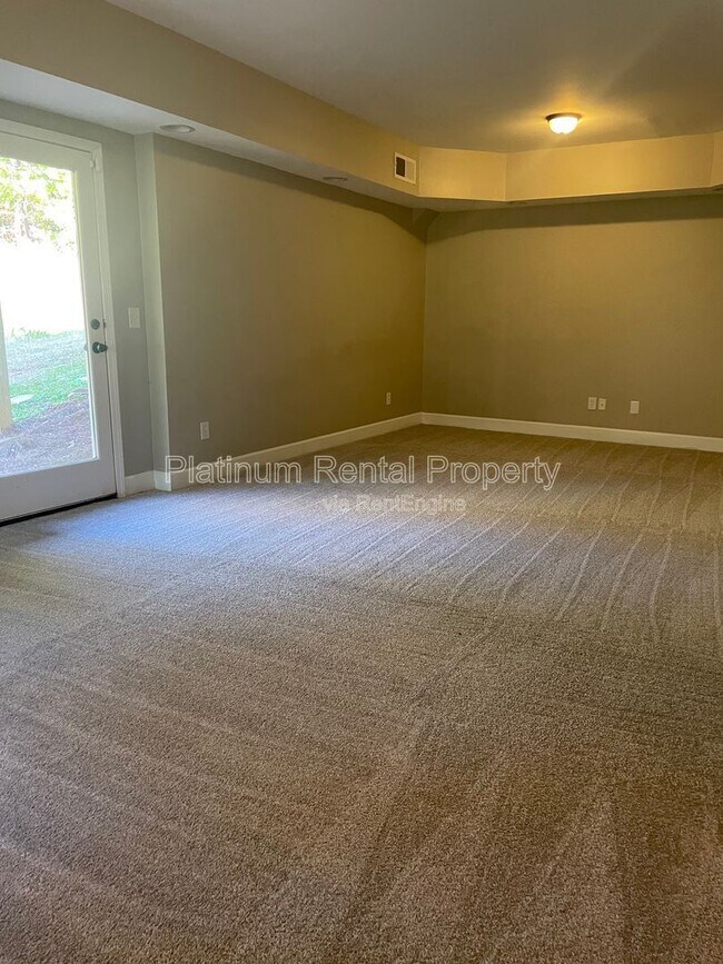 Building Photo - 1305 Smithdale Heights Dr