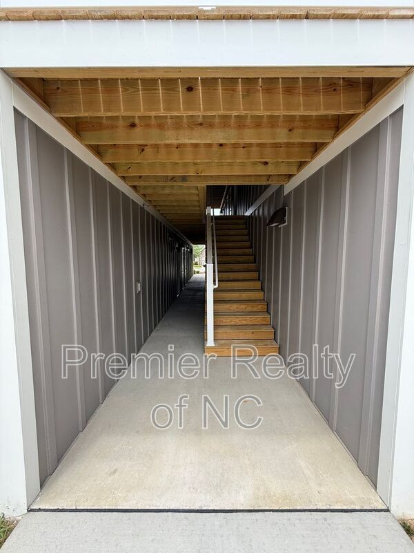 Building Photo - 7085 Hanesbrook Cir