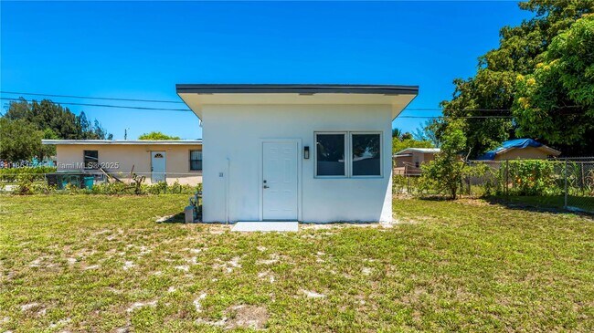 Building Photo - 1773 Lauderdale Manor Dr