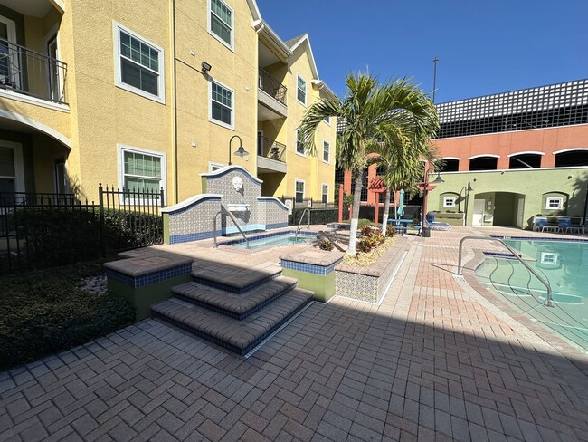 Building Photo - Spacious 1bedroom 1 bath condo in The Quar...