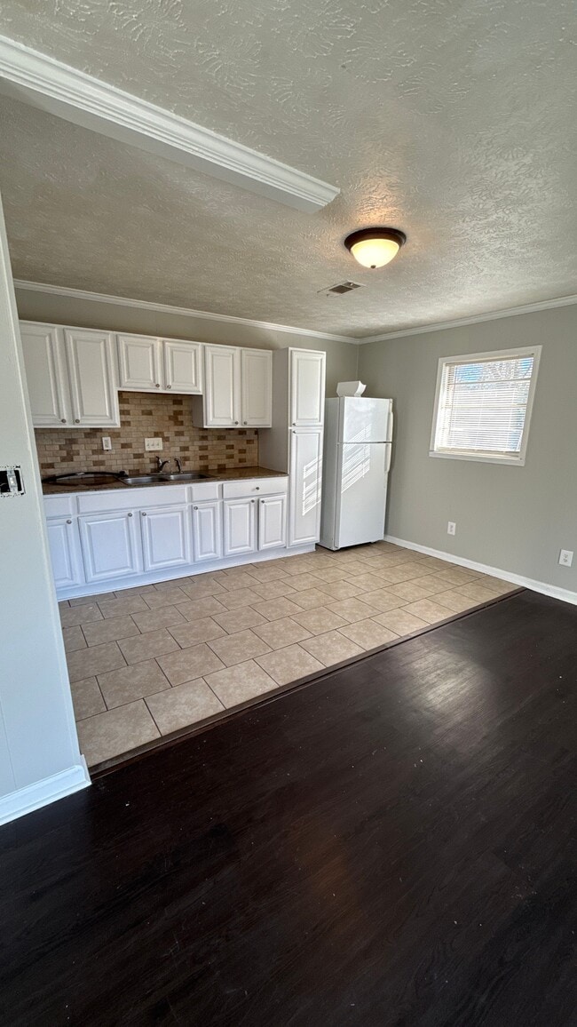 Building Photo - 3002 Dobbs Cir