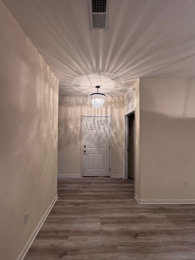 Building Photo - $200 off the first 2 months with an April lease!!!