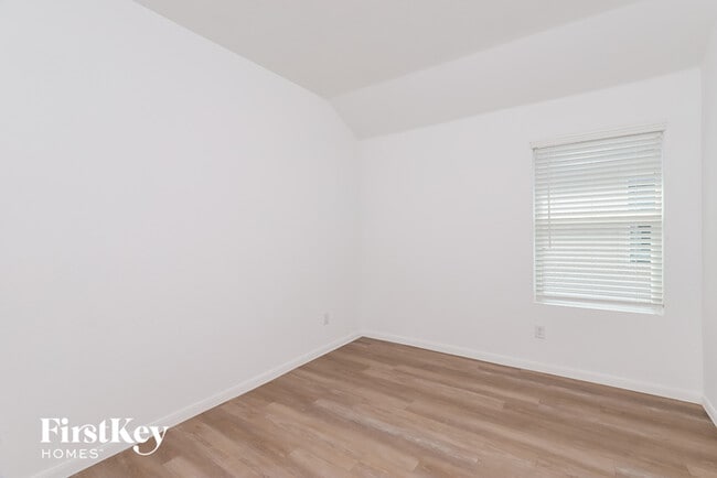 Building Photo - 10650 Vinateros Dr