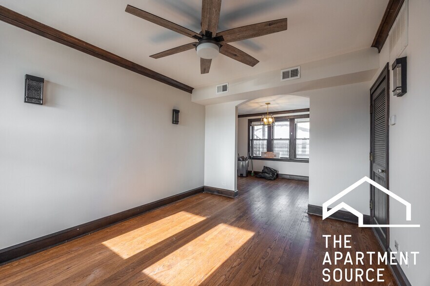 Building Photo - 2626 W Devon Ave